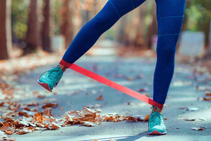 معرفی بهترین ورزش با کش پیلاتس برای لاغری ران و پایین تنه