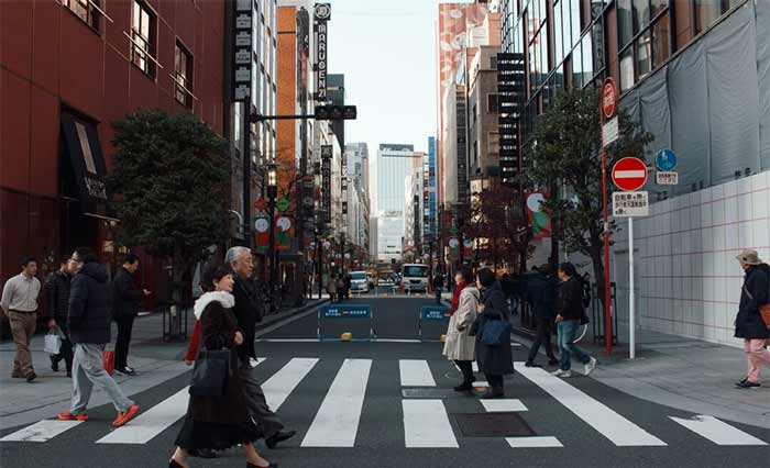 فرهنگ تمیز نگه داشتن خیابانها بدون سطل زباله عمومی.